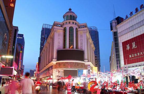 传统实体服装批发市场会消失吗？ | 芦淞服饰城商圈的数字化转型探索